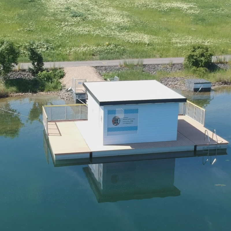 Obrázek epizody Městská policie v Mostě má novou služebnu. Otevírá ji v jednom z objektů na plovoucích molech na jezeře Most.