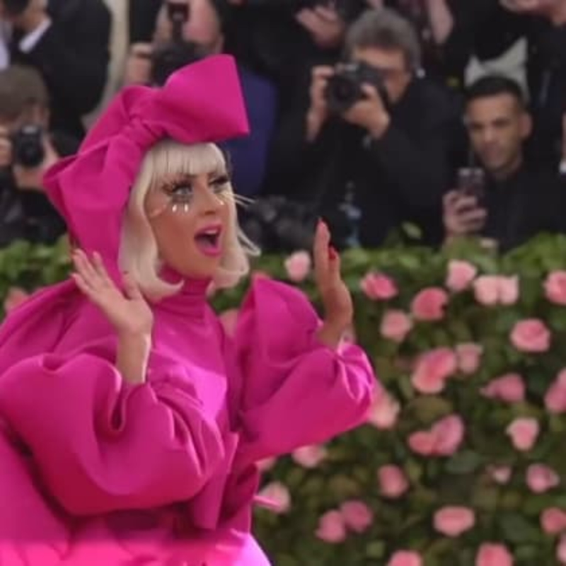 Obrázek epizody LADY GAGA SLAVÍ PĚTATŘICÁTÉ NAROZENINY