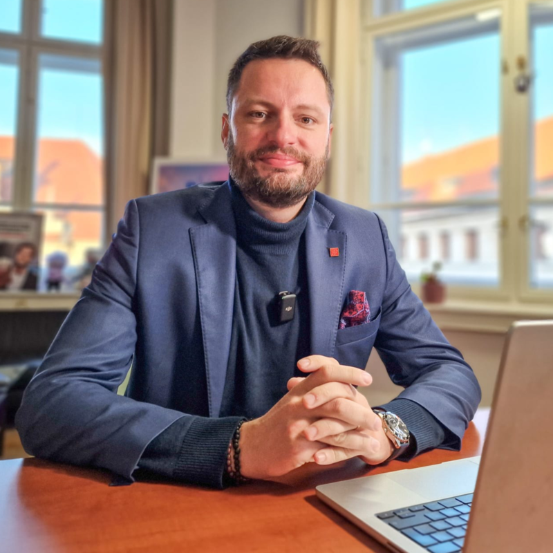 Obrázek epizody Fiala má brát 312 tisíc měsíčně. Politici chtějí přidat. Pro občany už ale nezbylo. | Čau Praho #105