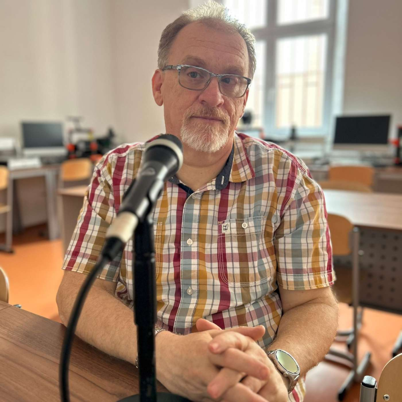 Obrázek epizody Milan Šatra – Jak zatloukání hřebíku pomáhá chápat algoritmy?