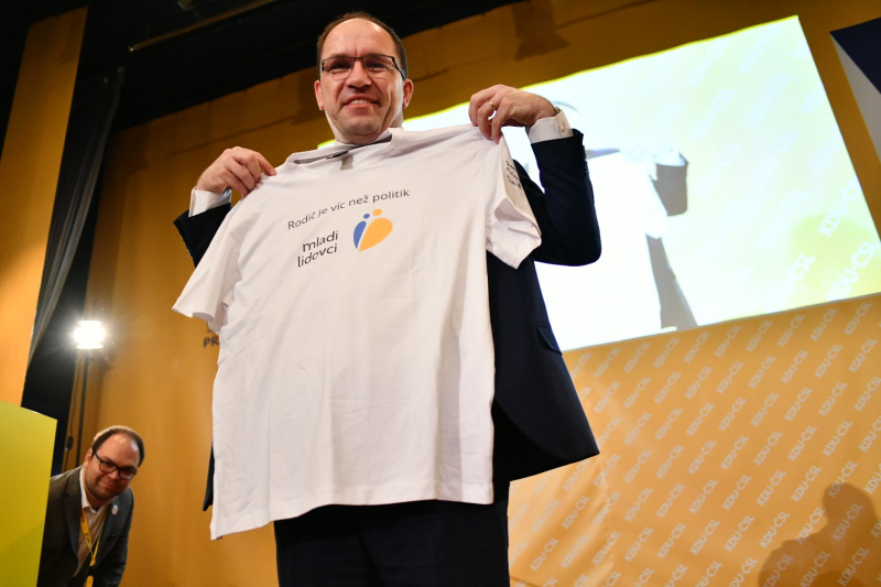 Obrázek epizody Samoživitel ministrem, ženy na lovu s mačetou a kojencem na zádech