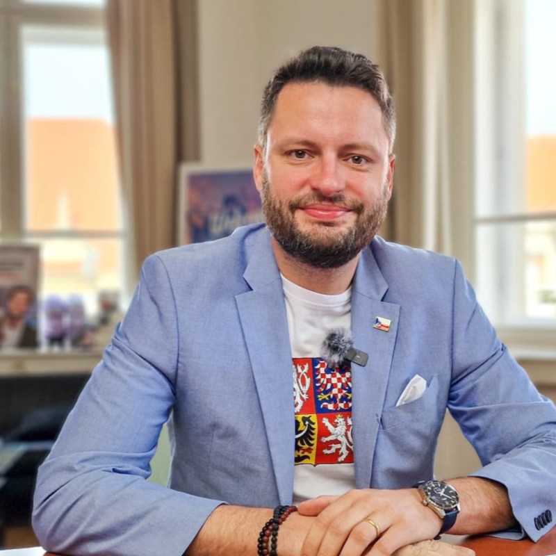 Obrázek epizody Hanobení vlajky na mistrovství. Probruselská hesla. ODS ukazuje tvář. | Čau Praho! #85