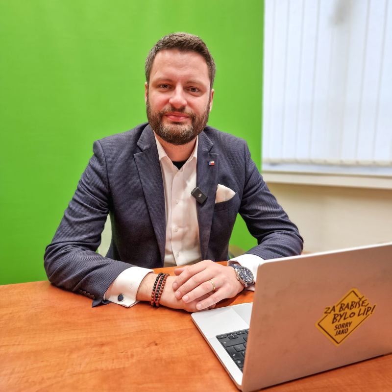 Obrázek epizody Fiala natřel SPOLU nazeleno. Vyhraje mu to volby? Piráti a ODS zase čerpali peníze. | Čau Praho #126