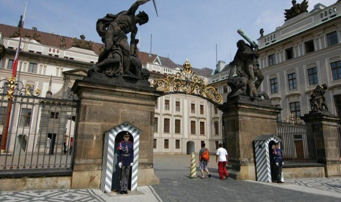 Obrázek epizody Prezident může předáváním vyznamenání pověřit kohokoliv, říká bývalý ředitel hradního protokolu Sklenář