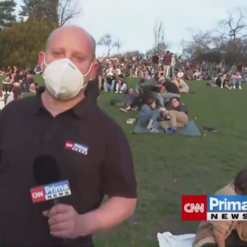 Obrázek epizody Náplavka i Letná znovu praskají ve švech. Davy lidí bez roušek napomínají policisté