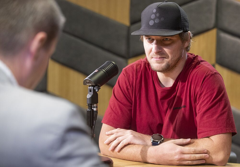 Obrázek epizody První matraci do auta vyřezal Jaromír Uxa nožem.