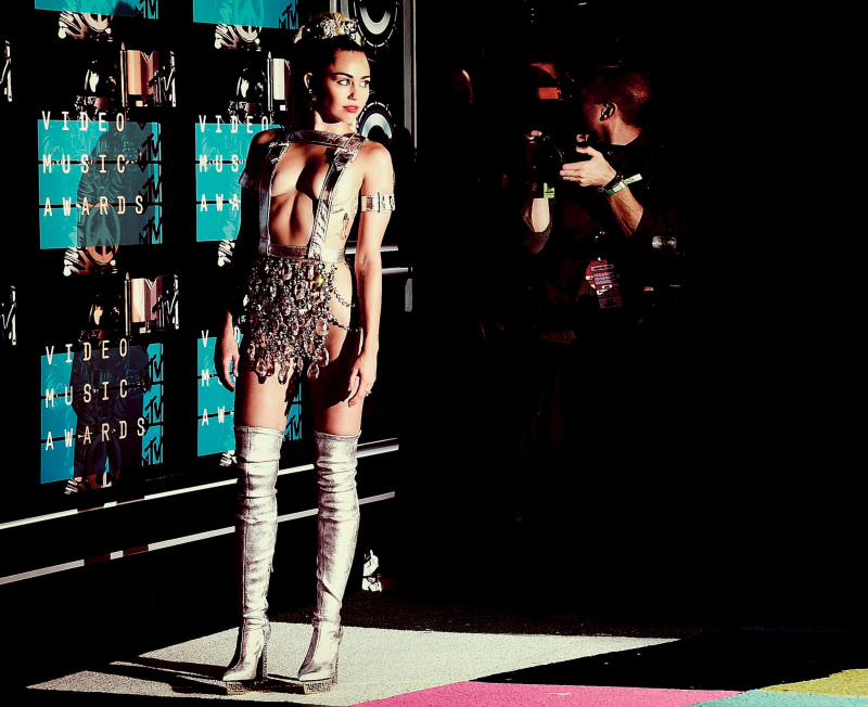 Obrázek epizody Nejprodávanější skladba roku: Flowers od Miley Cyrus jsou hymnou sebepřijetí