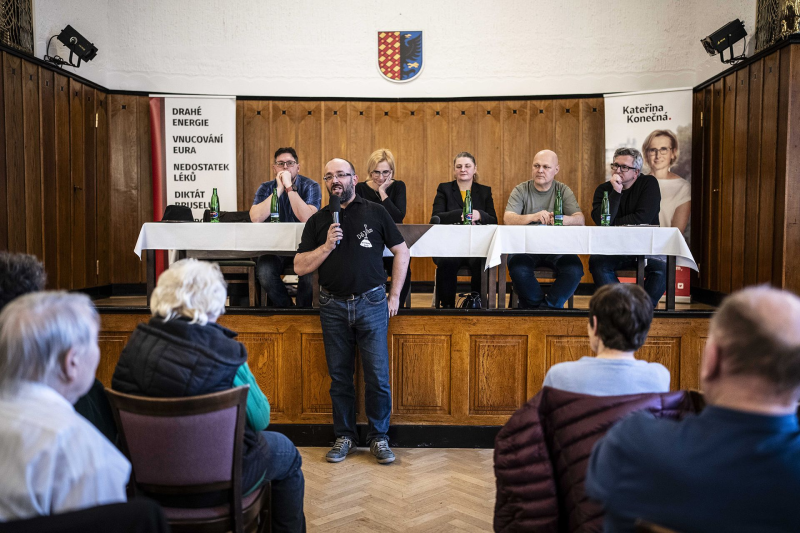 Obrázek epizody Konečná si s Vidlákem poradí. Ale Turkovi motory a auta do voleb stačit nebudou