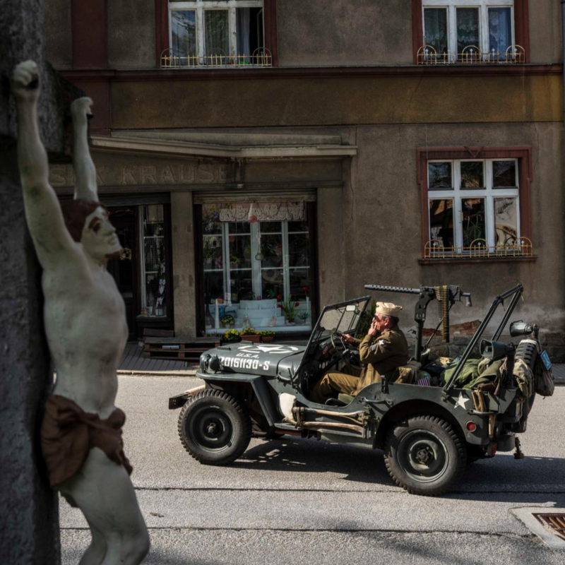 Obrázek epizody Zažít České peklo. Jak si Češi v uniformách SS nebo U.S. Army vyřizují účty s dějinami