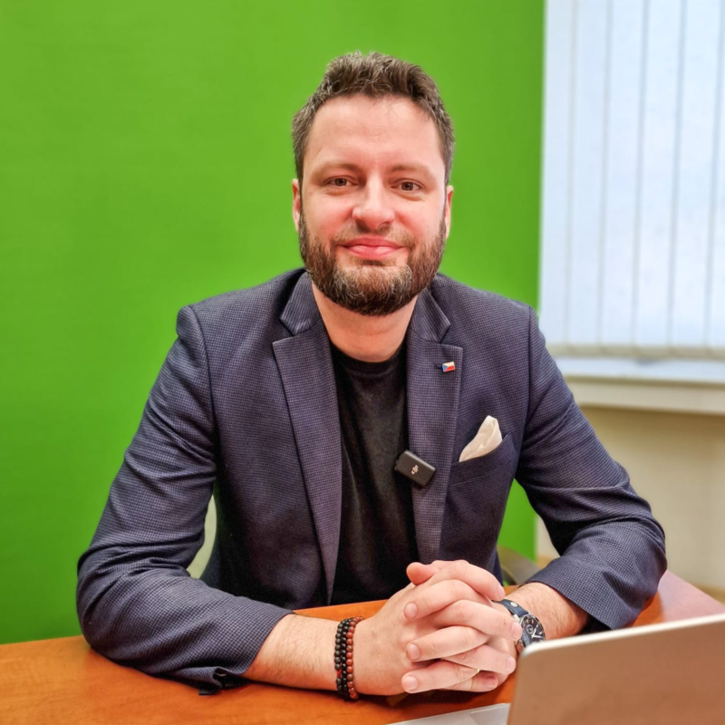 Obrázek epizody Další milion do kapsy Petra Fialy. Utajovaná zakázka od Jurečky za 300 milionů. | Čau Praho #129