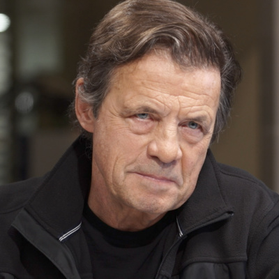 Obrázek epizody Lidi si tu rádi stěžují, nevážíme si dost svobody, Amerika pro mě bývala ideál. Emigrace byla nucená tíha doby, říká Sís