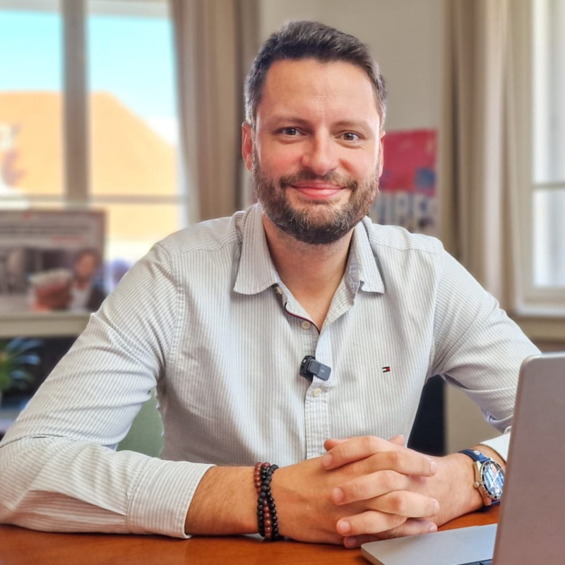 Obrázek epizody Skončí Piráti? Platů a trafik se jen tak nevzdají. Korespondenční volba schválena. | Čau Praho! #89