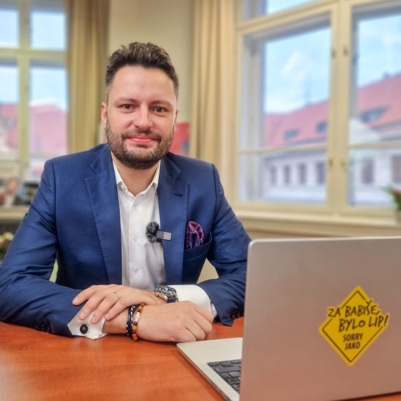 Obrázek epizody 3 miliony Čechů ohroženo chudobou. Fiala pomáhá všem, jen ne Česku. Inflace a drahota | Čau Praho #55