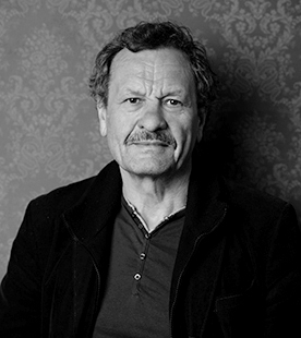 Režisér a herec Miroslav Krobot: Nevím, jestli to bude plnohodnotný zážitek sedět takhle daleko od sebe. Trošku si nejsem jistý, jestli má to postupné uvolňování v divadlech smysl.