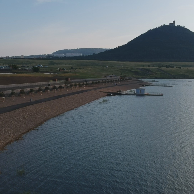 Obrázek epizody Prostor hlavních pláží u jezera Most se dále rozvíjí a vylepšuje.