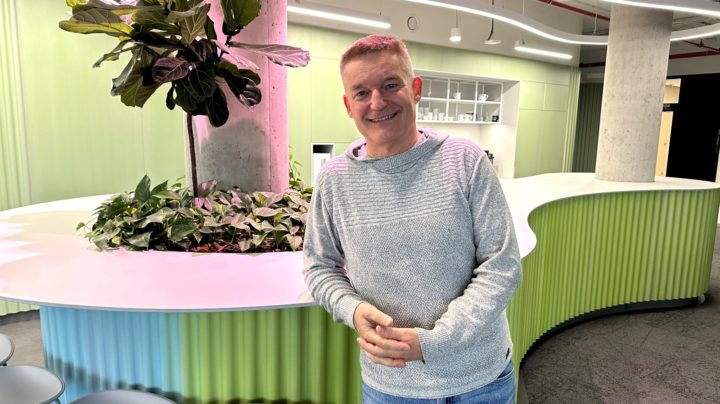 Obrázek epizody Vladimír Hron: Nechtěl jsem jen stát na pódiu a vyprávět vtipy. Chtěl jsem zpívat a bavit lidi