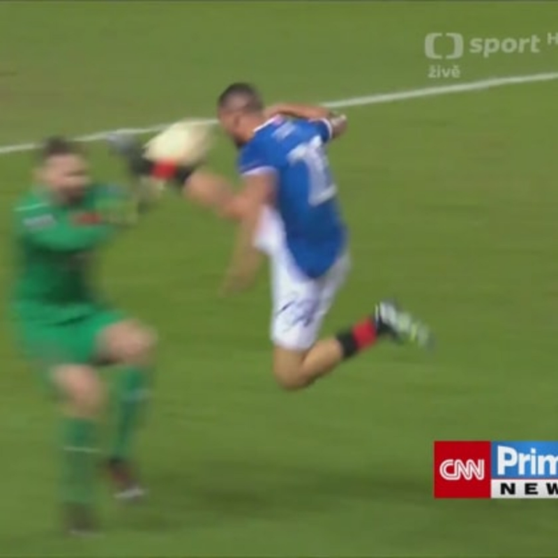 Obrázek epizody Slávista Kúdela odmítá rasismus v zápase s Rangers. Co skutečně řekl protihráči?