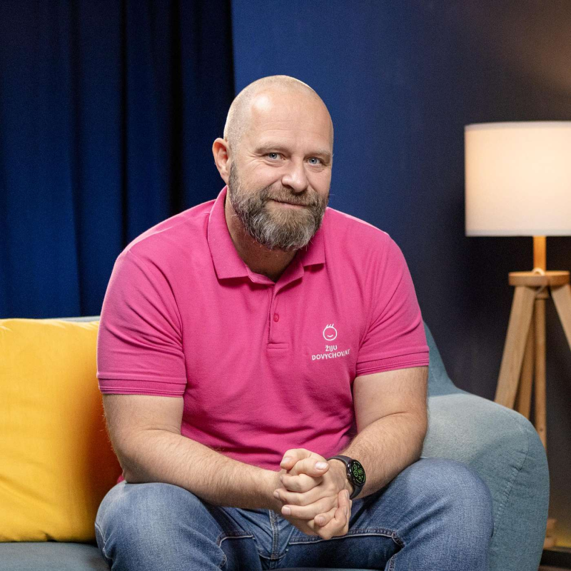 Obrázek epizody Přestaň kupovat dárky a uvidíš, jak se dítě změní, říká psycholog Studnička