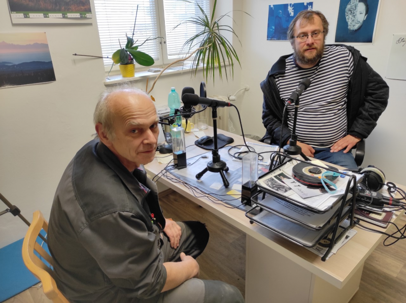 Obrázek epizody Betlém v Kašperských horách je inspirován děním ve městě, vyřezává ho Jiří Brož