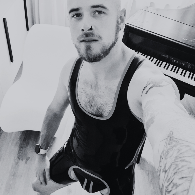 Obrázek epizody Gumová revoluce. Fetiš, komunita a sebeobjevování. - Vojta ■ Epizoda 14 ■ GAY GUYS PODCAST