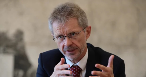 Růst státního dluhu je enormní, stěžuje si předseda Senátu