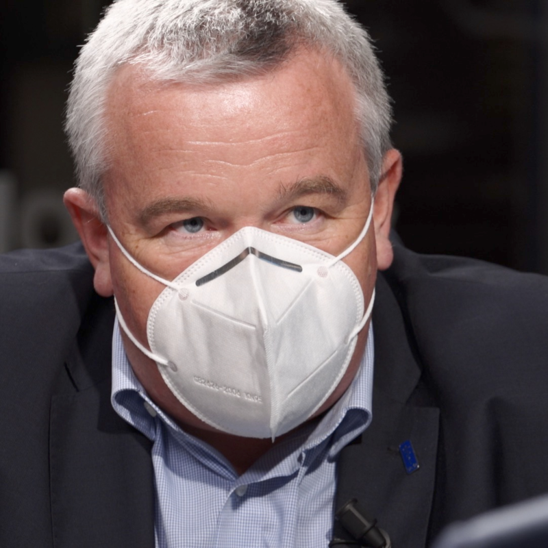 Obrázek epizody Praktici si museli pro vakcínu sami jezdit desítky kilometrů, pro kraje jsme konkurence, říká Šonka