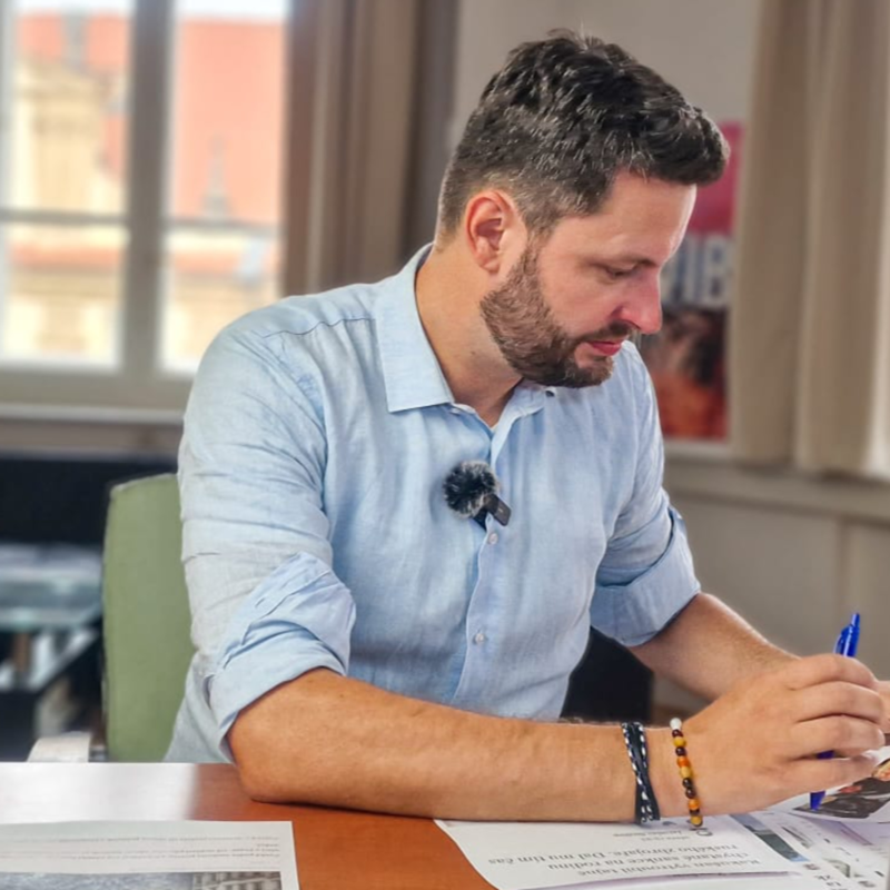 Obrázek epizody Čau Praho! #41: Bartošův účet: 20 milionů za občerstvení, 1 milion za výlet, 100 tisíc za fotografa