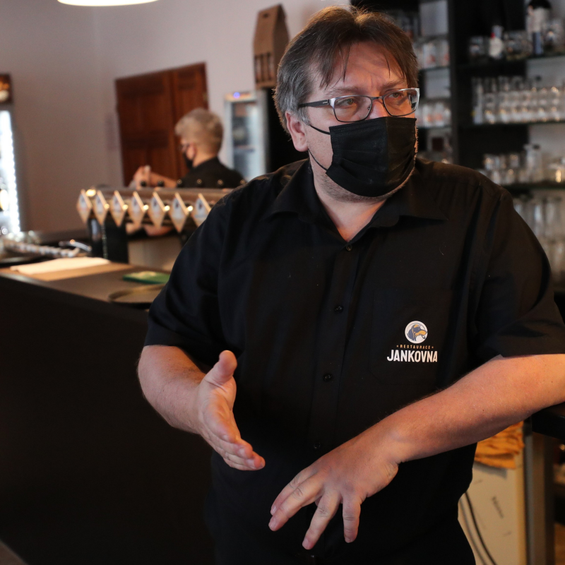 Obrázek epizody Policisté zadrželi zakladatele Chcípl PES Janečka. Měl napadnout provokatéra