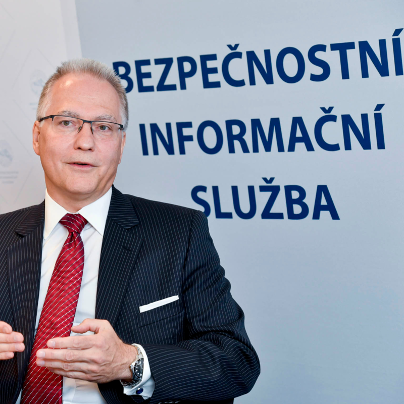 Obrázek epizody BIS odhalila diplomata napojeného na KGB. Jak fungovala běloruská síť, ve které figuroval?