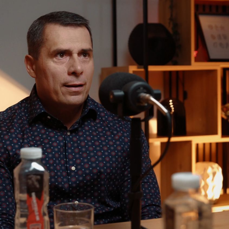 Obrázek epizody Podcast Bez bruslí s generálním manažerem Mountfieldu HK Alešem Kmoníčkem