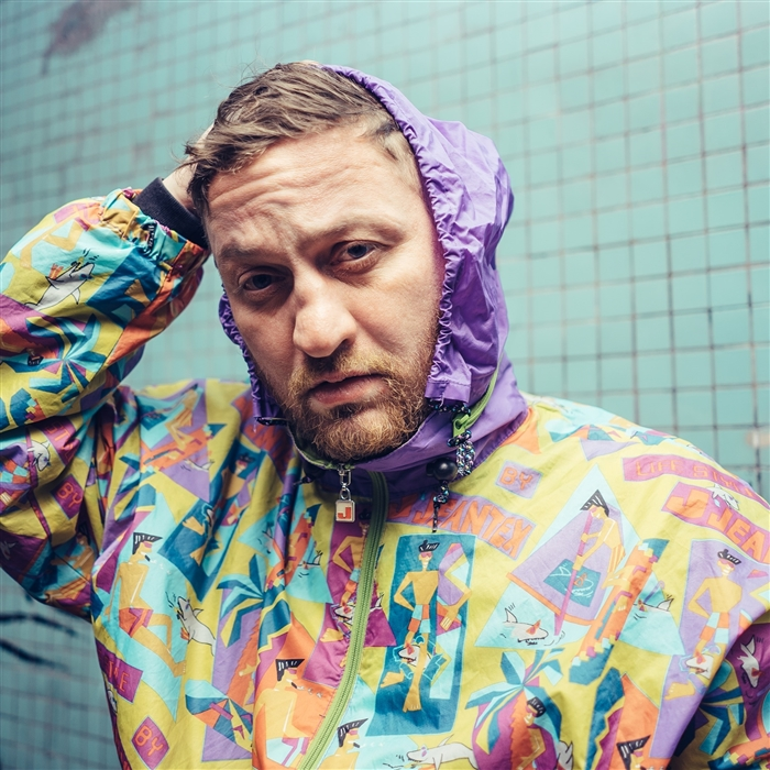 Obrázek epizody Konektor: (Vy)pustíme vánoční songy, Zimnici i big bandovýho Dana Bártu. A hlavně máme rozhovor s Rumburakem, Papa Vorlem, Mikim, Orim, Červenou hlavou a Mithcem Bjukenenem v jedné osobě legendárním rapperem a spoluzakladatelem PSH Michalem Opletalem!