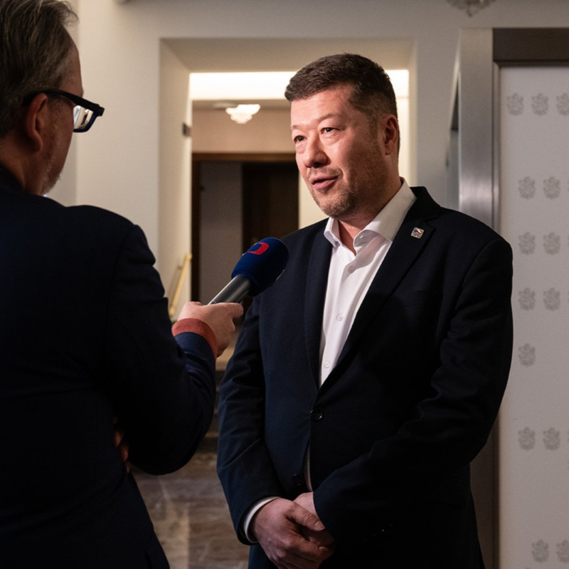 Obrázek epizody Okamura nejprve slíbil umírněnost, pak sundal ukrajinskou vlajku. Jaký bude předseda sněmovny?