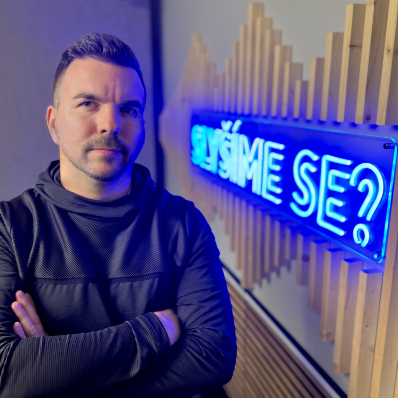 Obrázek epizody Sociální lynč. Proč jsou k sobě cizí lidí na sítích tak krutí?