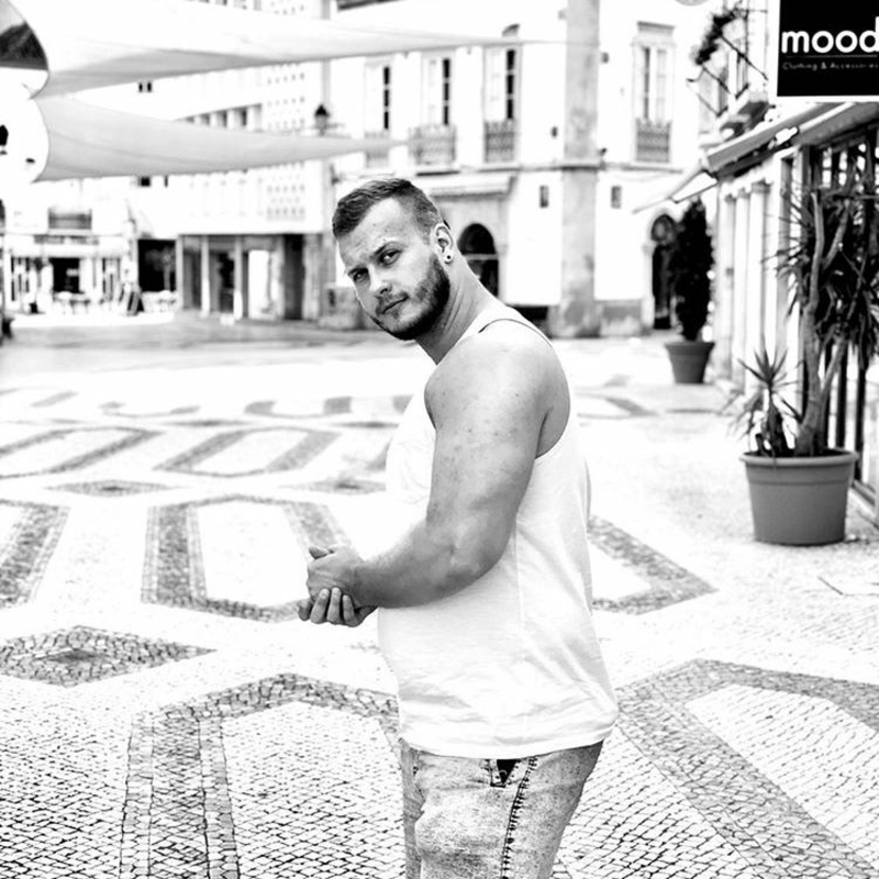 Obrázek epizody EP.86 DOMINIK HOLÍČEK - Umenie žiť nekonvenčne a robiť si srandu zo svojich tráum