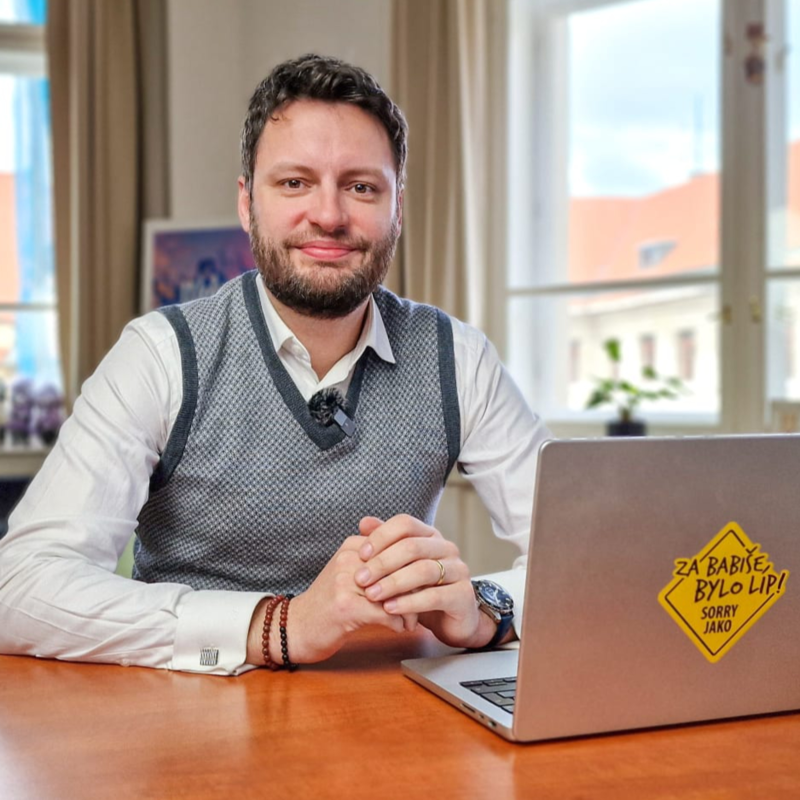 Obrázek epizody Antibabiš: jediná věc, kterou Pětikoalice umí. Hlubuček spojil Rakušana s Dozimetrem. | Čau Praho #76