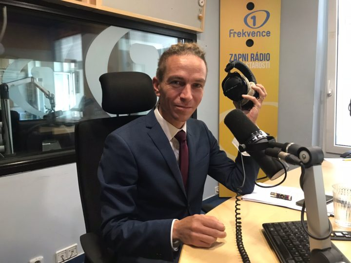 Obrázek epizody Lidé za námi chodí s konkrétními otázkami, říká v Press klubu šéf Pirátů Ivan Bartoš