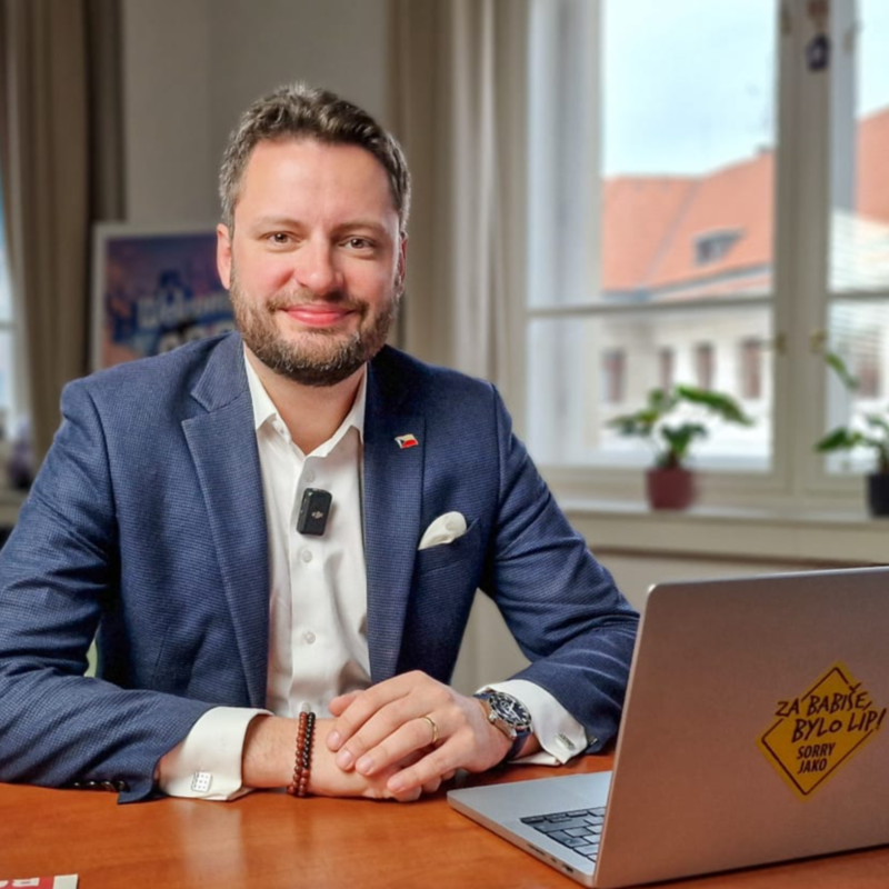 Obrázek epizody Žádní migranti podle Danuše nejsou. Rakušan ale schválil jejich povinné přijímání. | Čau Praho! #79