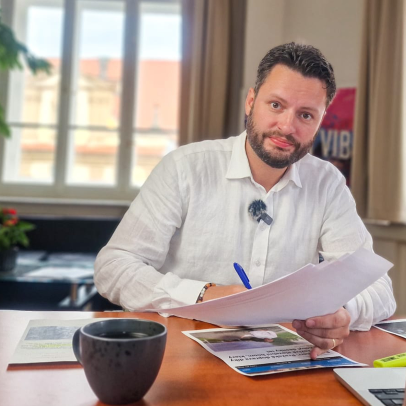 Obrázek epizody Čau Praho! #43: Proč se Piráti snaží zlikvidovat ODS? Vláda nakupuje ropu od kamarádů Putina.