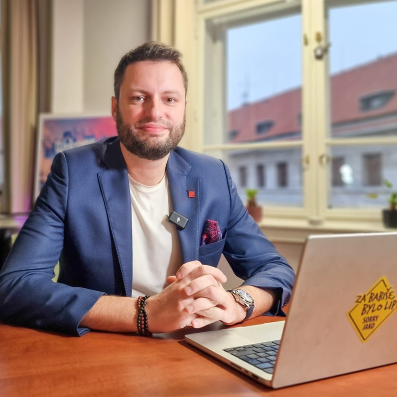 Obrázek epizody Jsme loutka Bruselu? Podle Fialy asi ano. Nasekal už větší dluhy než za covidu. | Čau Praho #106