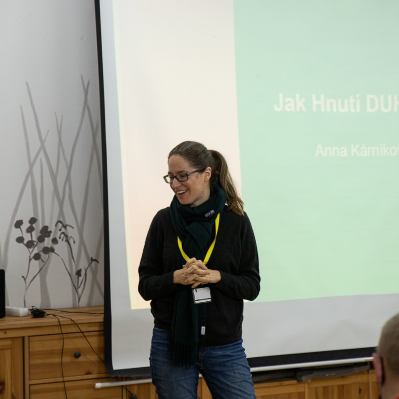 Obrázek epizody Anna Kárníková o tom jak růst v nerůstu: zkušenosti z Hnutí DUHA