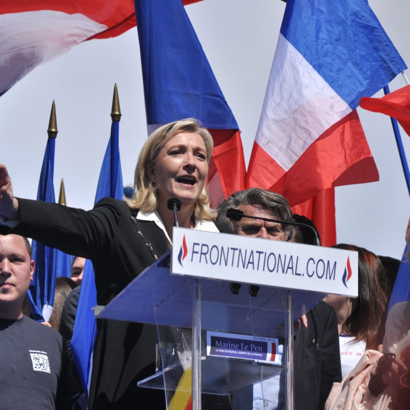 Obrázek epizody Krajní pravice přestává být ve Francii tabu. Hledá Marine Le Pen inspiraci ve vichistické Francii?