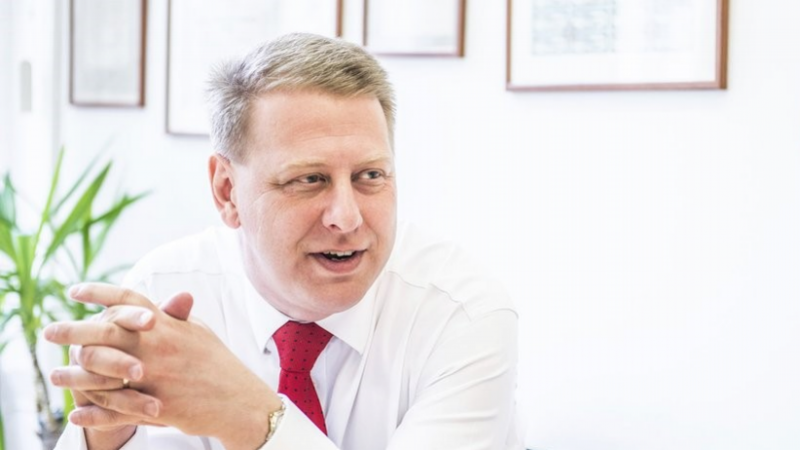 Obrázek epizody V Česku chybí 350 tisíc pracovníků. Stát firmy připravuje o zisky, pracovní trh musí otevřít lidem ze zahraničí, vyzývá Tomáš Prouza