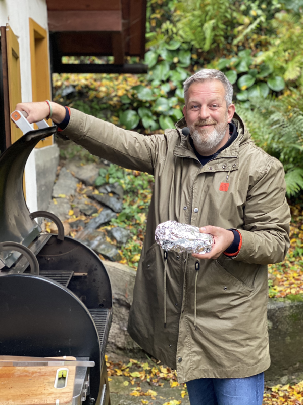 Obrázek epizody S3 E2: Uďák: jak chutná jídlo z peletového grilu. Na exkurzi u Matouše Petráně, spolumajtele hamburgerové restaurace Dish.