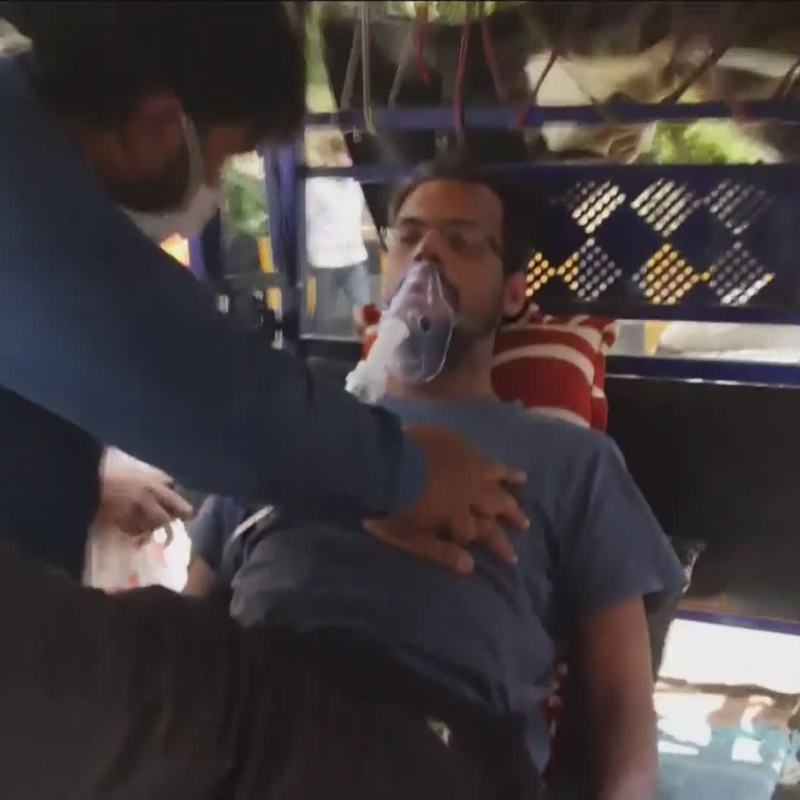 Obrázek epizody Indii drtí počty nakažených i mrtvých. Ulice jsou plné smrti a zmatku (zdroj: CNN Prima NEWS)