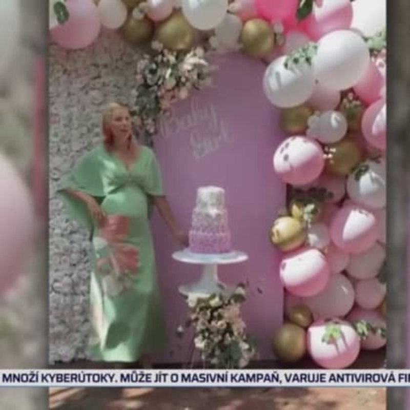 Obrázek epizody KAROLÍNA KURKOVÁ ČEKÁ HOLČIČKU