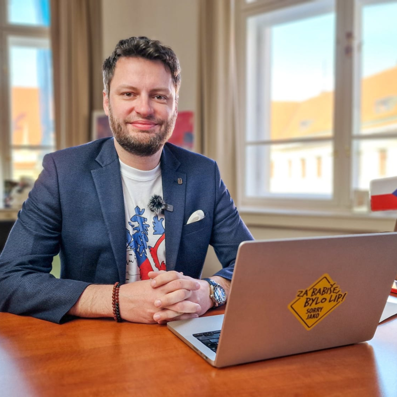 Obrázek epizody Jste proti přijetí eura? Nekontrolované migraci? Pomozte těmto nesmyslům zabránit. | Čau Praho! #75