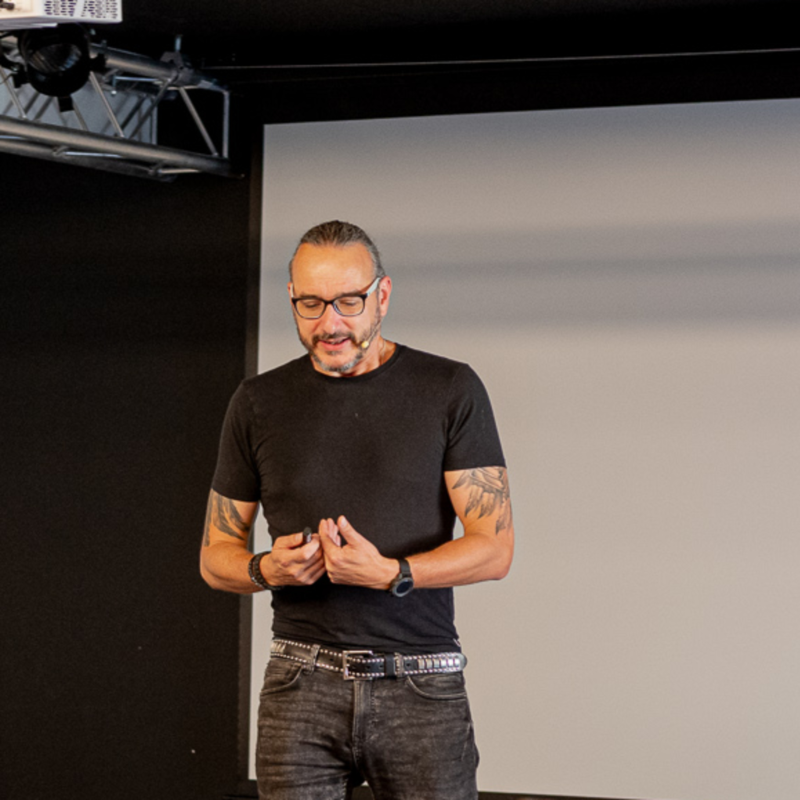 Obrázek epizody Jakub Szántó: Mezi mlýnskými kameny. Kořeny aktuální krize na Blízkém východě | 20. 8. 2024