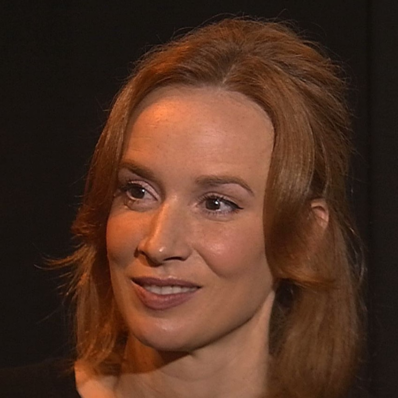 Obrázek epizody .pod lampou s Táňou Pauhofovou: Svet vedú zranení ľudia. Bojím sa vojny, ale chránim si svoj svet