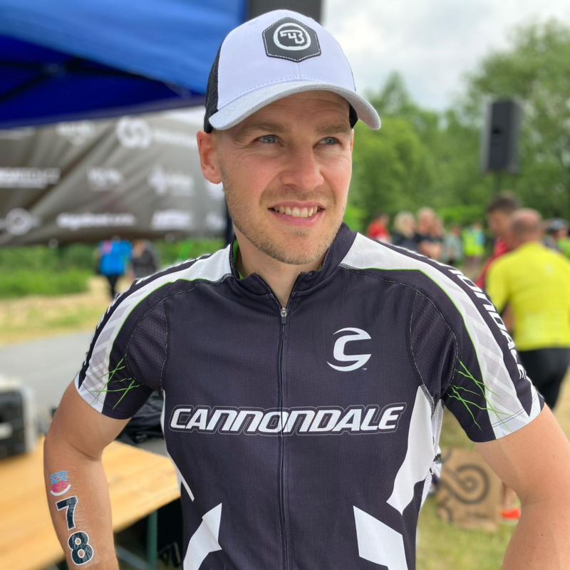 Obrázek epizody Lukáš Hudeček - Jak udělat ŽIVOTNÍ FORMU, zaběhnout 3 TRIATLONY a zotavit se z utržené achilovky