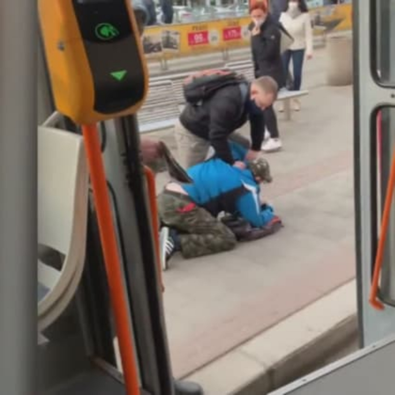 Obrázek epizody V brněnské tramvaji černý pasažér napadl strážníka
